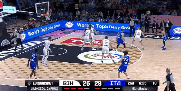 开云-炸裂！冯泰奇奥假动作晃开防守，突破起飞双手重扣已16分