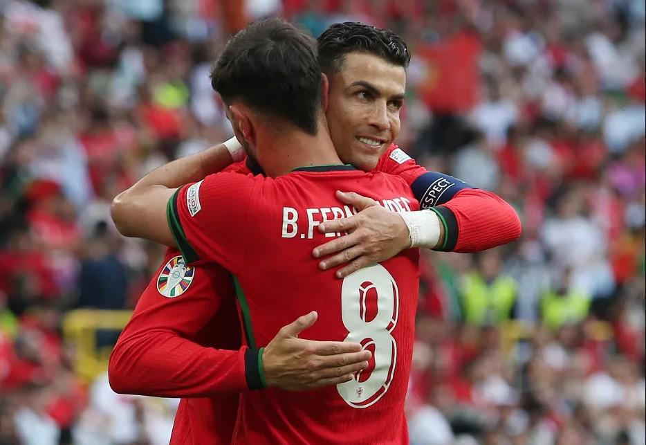 英媒：C罗曾邀请B费加盟胜利，后者表示想在欧洲至少再踢1年